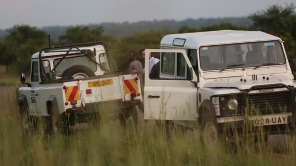 Bir beyaz adam ve Afrika insan arasında kırsal Masindi, Uganda, beyaz Landrovers Eylül 2013 sohbet — Stok video