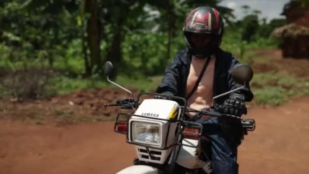 Mulher motociclista iniciando a moto em Masindi, Uganda, setembro 2013 — Vídeo de Stock