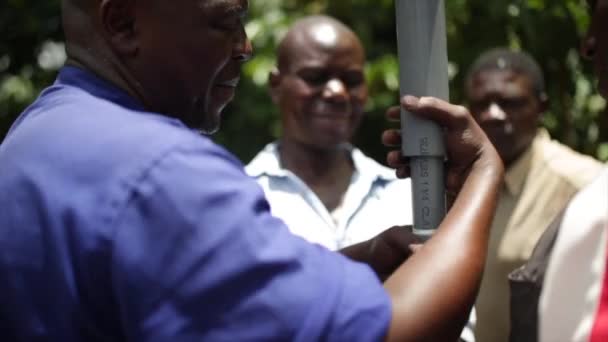 Afrikai emberek telepítése egy új víz is, a vidéki Masindi, Uganda, 2013. szeptember — Stock videók