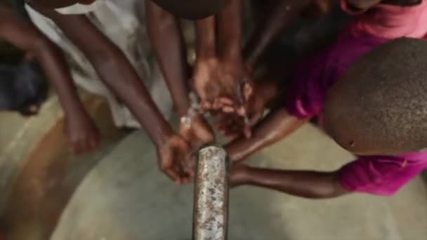 Crianças africanas felizes celebram a instalação de um novo poço de água em sua aldeia, Masindi, Uganda, setembro de 2013 — Vídeo de Stock