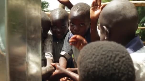 Mutlu Afrikalı çocuklar onların köyü, Masindi, Uganda, Eylül 2013'de yeni bir su installtion kutlamak Telifsiz Stok Video