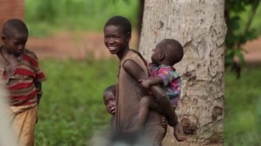 Bir ağacın, Masindi, Uganda, Eylül 2013 ayakta dört Afrikalı Çocuk