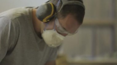 Adam bir sander meşe ahşap, Sheffield, İngiltere, Ekim 2014 bir parçası üzerinde kullanarak atölye