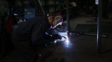 Kaynak imalatı atölye bir metal kullanan adam
