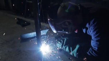 Kaynak imalatı atölye bir metal kullanan adam