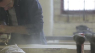 Adam bir sander meşe ahşap, Sheffield, İngiltere, Ekim 2014 bir parçası üzerinde kullanarak atölye