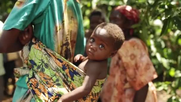 Jedno afrykańskie dziecko na plecach matki, Masindi, Uganda, września 2013 — Wideo stockowe