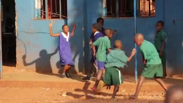 Mladý šťastný africké děti si hrají, přeskakování ve škole venkovských Masindi, Uganda, září 2013 — Stock video