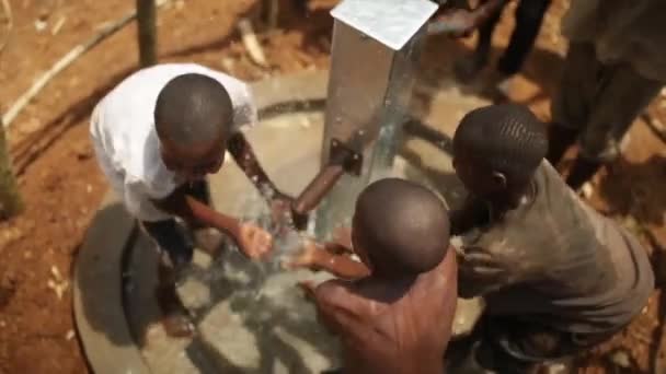 Crianças africanas felizes comemoram a instalação de um novo poço de água em sua aldeia, Masindi, Uganda, setembro de 2013 — Vídeo de Stock