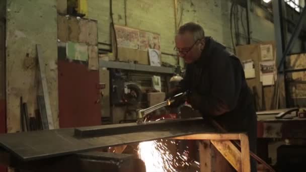 Man using a metal cutting torch, Sheffield, England, October 2014 — Stock Video