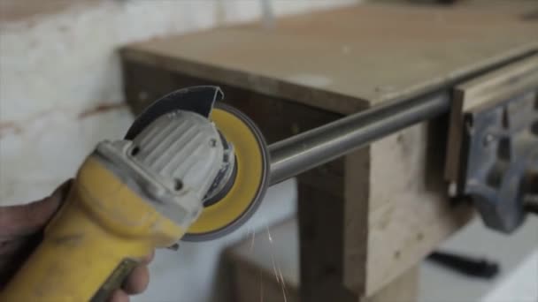 Hombre en el taller usando una amoladora angular — Vídeos de Stock