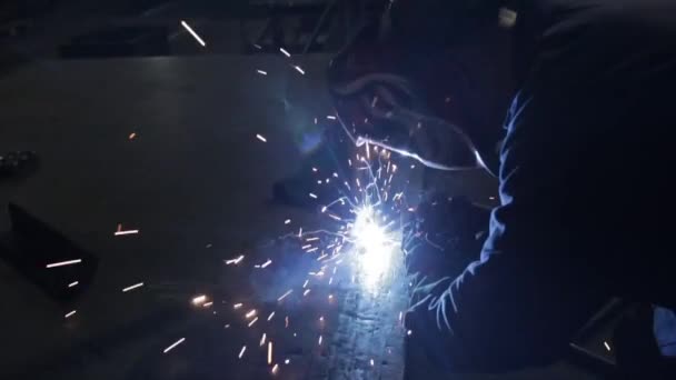 Uomo che utilizza la saldatura in un'officina metallurgica — Video Stock