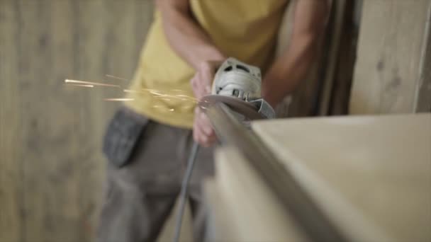 Hombre en taller usando una amoladora angular, Sheffield, Inglaterra, octubre 2014 — Vídeos de Stock