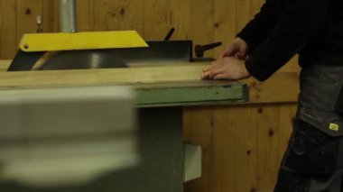 Bir tablo kullanarak bir marangoz ahşap, Sheffield, İngiltere, Ekim 2014 kesmek için gördüm