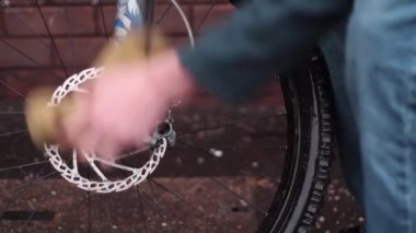 Kişi çamaşır ön tekerlek bir sünger ile bir dağ Bisiklet