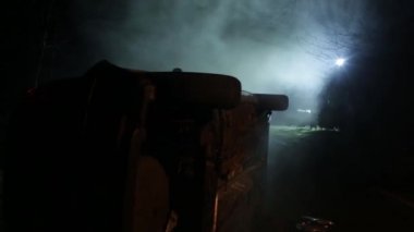 Ağaçlar aracılığıyla ışık ile gece kendi tarafında kaza araba