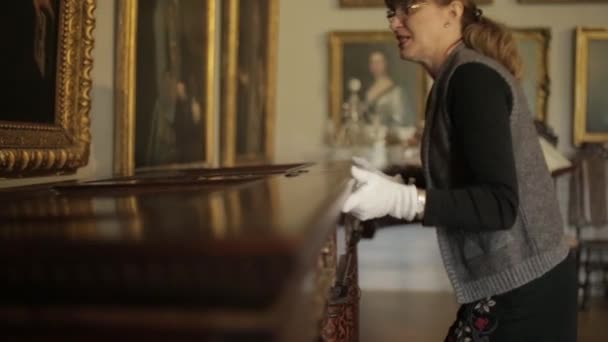 Леди открывает очень старый сундук, чтобы извлечь исторические артефакты, Лейтен, Шотландия, август 2014 года — стоковое видео