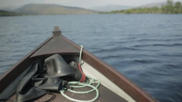 Pequeno barco cortando a água em um dia ensolarado — Vídeo de Stock