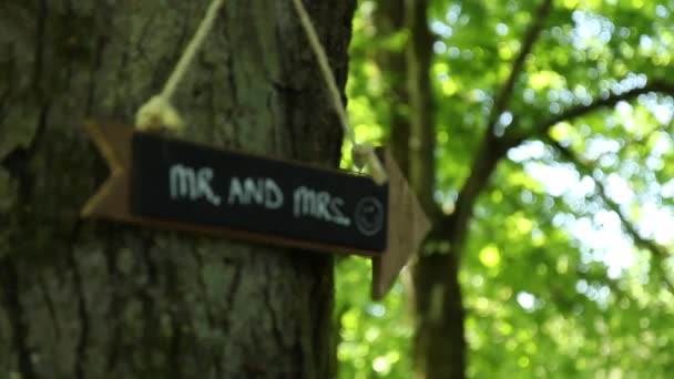 Señal de boda de Mr & Mrs en un árbol — Vídeos de Stock