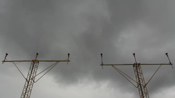 Großflugzeug landet unter Lampenlicht auf einem Flughafen — Stockvideo