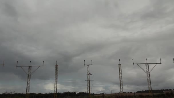 Avião grande que entra em terra em um aeroporto sob luzes de pouso — Vídeo de Stock