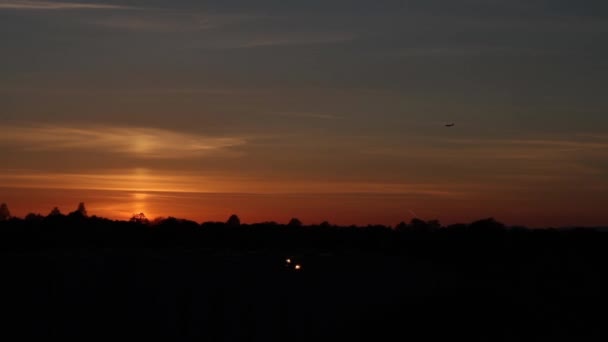 平面の土地に入ってくるとカラフルな夕日 — ストック動画