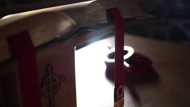 Une bible sur une chaire dans une église avec une belle lumière — Video