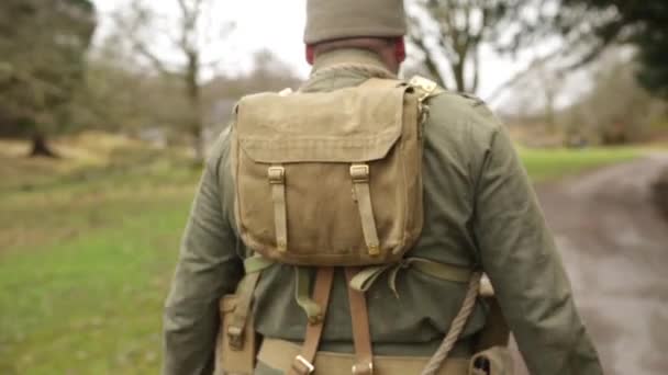 Soldat marscherar mot war memorial, Spean Bridge, Skottland, maj 2014 — Stockvideo