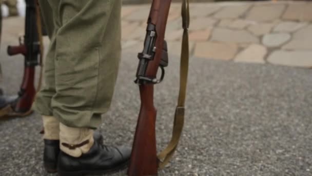 En gammal soldat klädda i traditionella enhetliga bestånd med gevär, Spean Bridge, Skottland, maj 2014 — Stockvideo