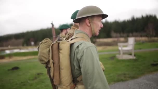 Olika soldater stå runt krigsmonument med gevär, Spean Bridge, Skottland, maj 2014 — Stockvideo