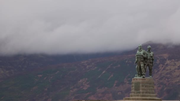 Памятник жертвам войны на Спиновском мосту в Шотландии на фоне облаков и гор — стоковое видео