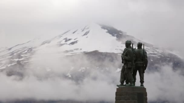 Krigaminnesmärken på Spean Bridge i de skotska högländerna med moln, snö och bergen i bakgrunden — Stockvideo