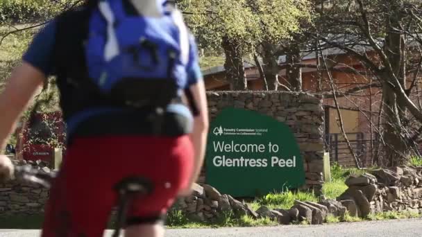 Mountain bikers setting off at Glentress — Stock Video