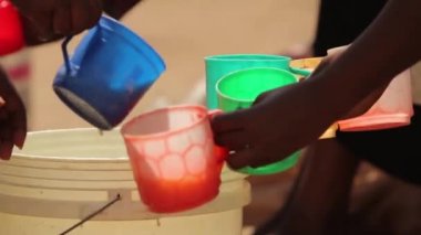 Afrika içki sınıfındaki öğrenciler için dağıtılmış