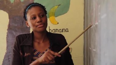 Sınıf, Taveta, Kenya, Mart 2013 yılında tahta işaret Afrika İlköğretim Okulu öğretmen