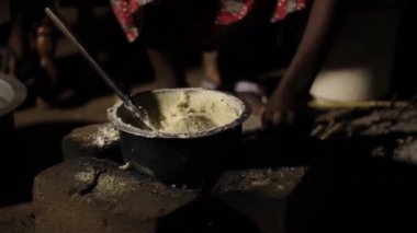 Afrika, Taveta, Kenya, Mart 2013 bir açık ateş üzerinde pişirme