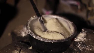 Afrika'da bir açık ateş üzerinde pişirme