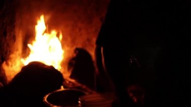 Afrikalı kadın köy perparing gıda ateşte açık, Moshi, Kenya, Mart 2013