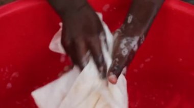 Afrikalı Çocuk çamaşır yapıyor büyük havzasında - atış, Kenya, Mart 2013 kapatın