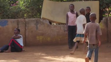 Okul bahçesi içinde Kenya, Mart 2013 oynayan Afrikalı çocuklar bir grup