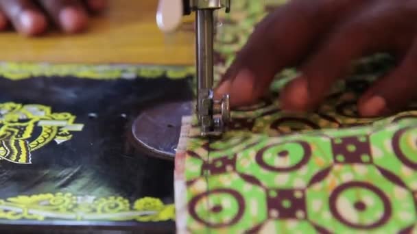 Mão africana costura tradicional tecido colorido — Vídeo de Stock