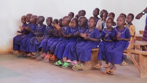 Masai Mara okul çocukları şarkı ve alkışlar, Taveta, Kenya, Mart 2013 sınıfta — Stok video