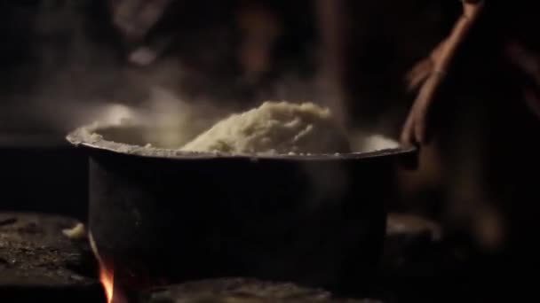 Cocinar en un fuego abierto en África — Vídeos de Stock