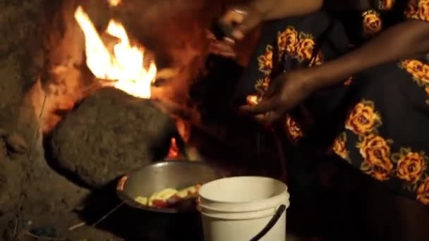 Senhora africana na aldeia perparing comida sobre fogo aberto, Moshi, Quênia, Março 2013 — Vídeo de Stock
