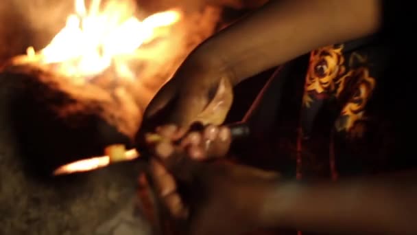 Dame africaine dans un village perdant de la nourriture sur un feu ouvert, Tanzanie, mars 2013 — Video