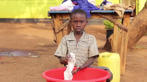 Un enfant africain se lave dans un grand bassin, Kenya, mars 2013 — Video