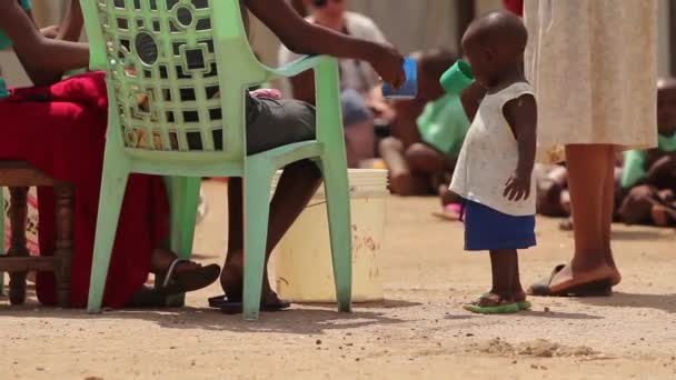 Büyük plastik bir kap, Kenya, Mart 2013 içme genç Afrikalı Çocuk — Stok video