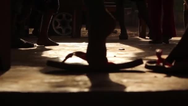 Young Afrrican childs feet under school desk, Kenya, marzo 2013 — Video Stock