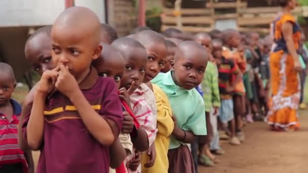 Linii afrykańskich dzieci do szkoły posiłek, Kenii, Marzec 2013 — Wideo stockowe