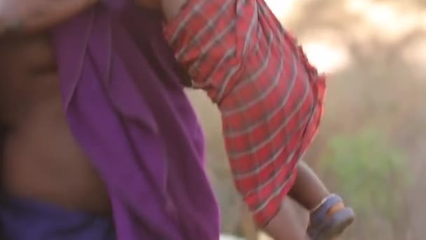 Maasai mother picks up child in traditional clothing, Kenya, March 2013 — Stock Video